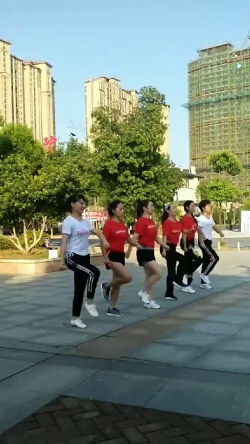网红公园鬼步舞,潮流舞步引领全民健身新风尚