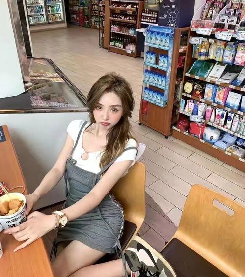 网红覃美莹几岁,揭秘网红成长之路，她几岁开始闪耀网络？”